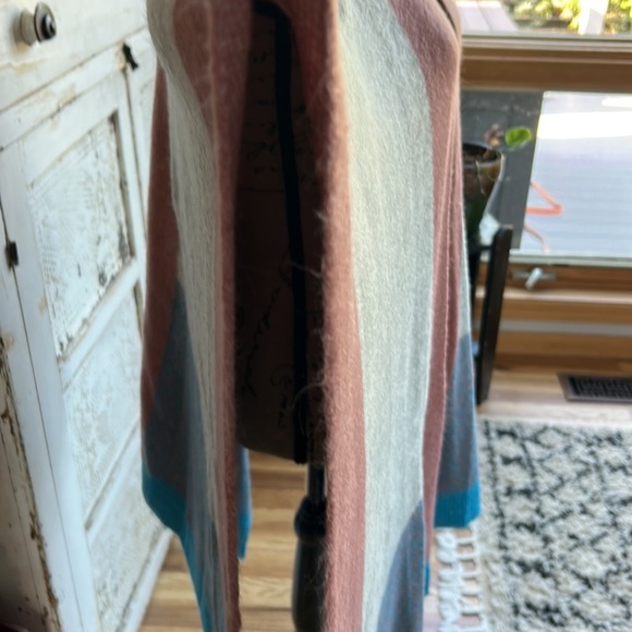 Jodifl geometric pattern gray mauve turquoise open front shawl poncho shrug - Picture 4 of 15